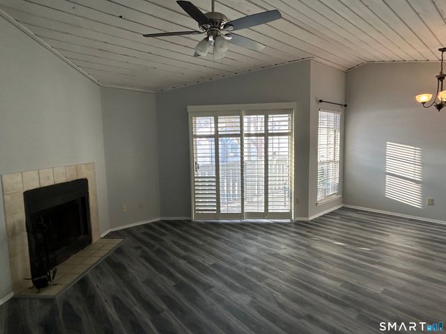 82 Crown Knoll Court 152, Groton, CT 06340