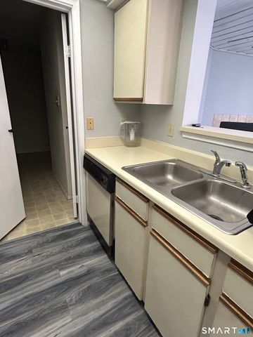 82 Crown Knoll Court 152, Groton, CT 06340