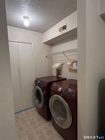 82 Crown Knoll Court 152, Groton, CT 06340