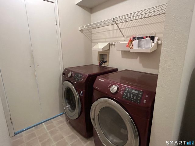 82 Crown Knoll Court 152, Groton, CT 06340