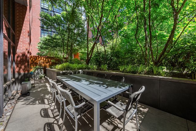 150 Charles St Apt M2, New York City, NY 10014