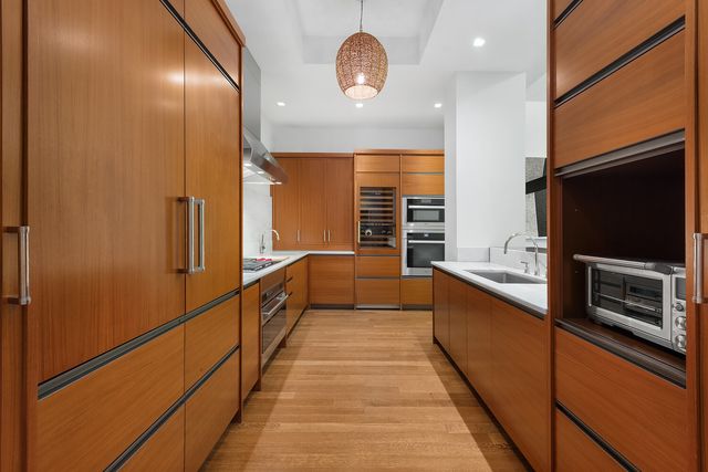 150 Charles St Apt M2, New York City, NY 10014