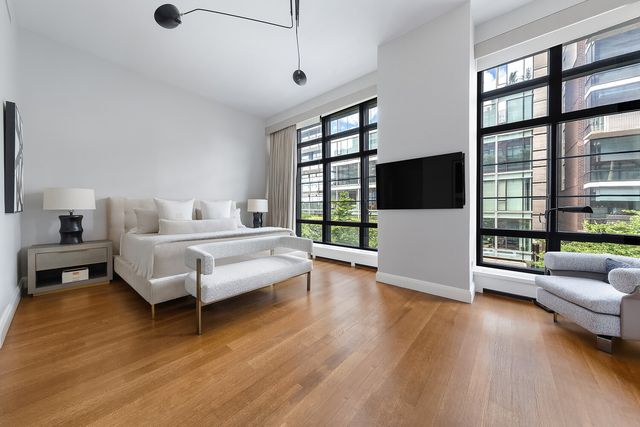 150 Charles St Apt M2, New York City, NY 10014
