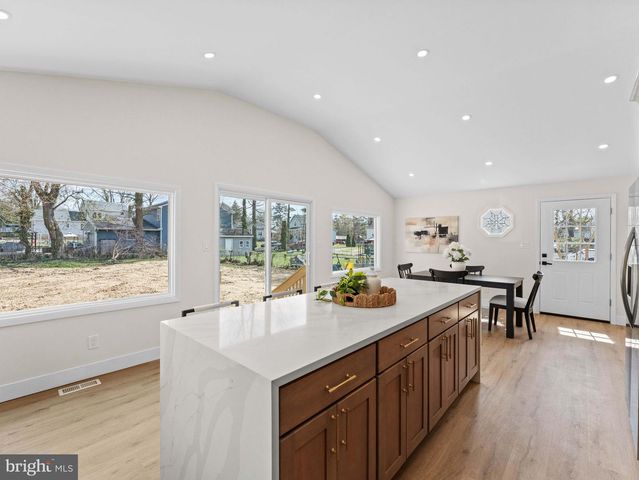 204 E MILL RD, Maple Shade, NJ 08052