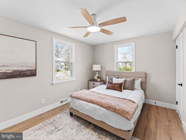 204 E MILL RD, Maple Shade, NJ 08052