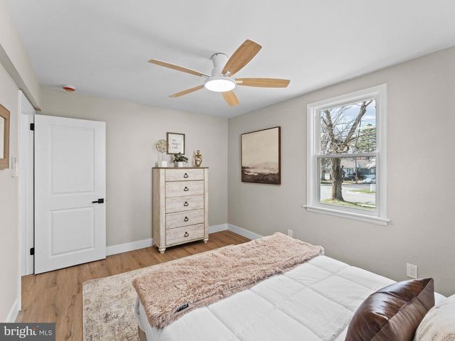 204 E MILL RD, Maple Shade, NJ 08052