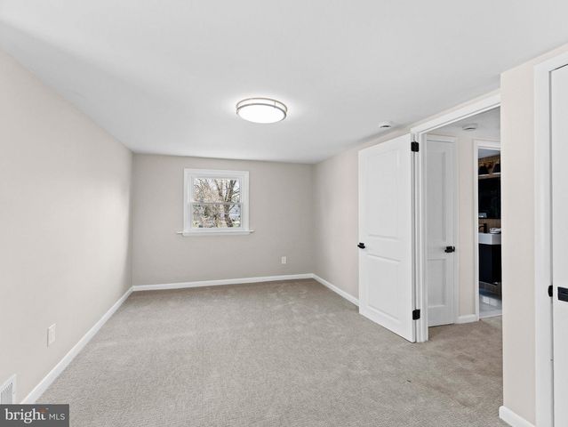 204 E MILL RD, Maple Shade, NJ 08052