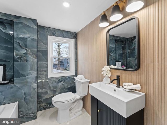 204 E MILL RD, Maple Shade, NJ 08052