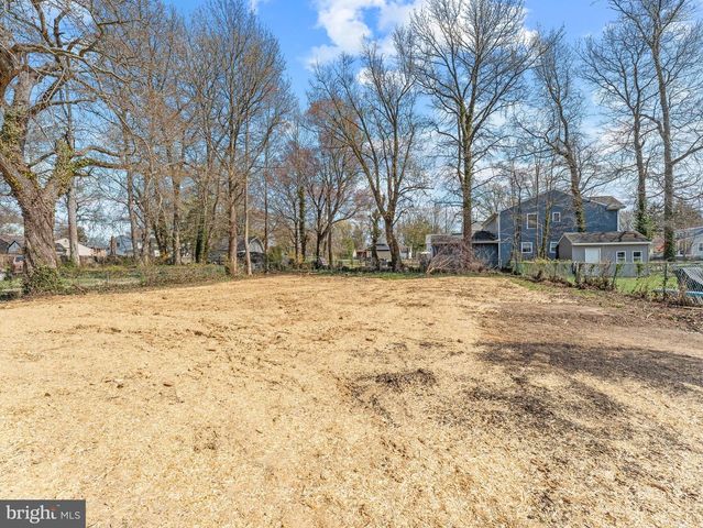 204 E MILL RD, Maple Shade, NJ 08052