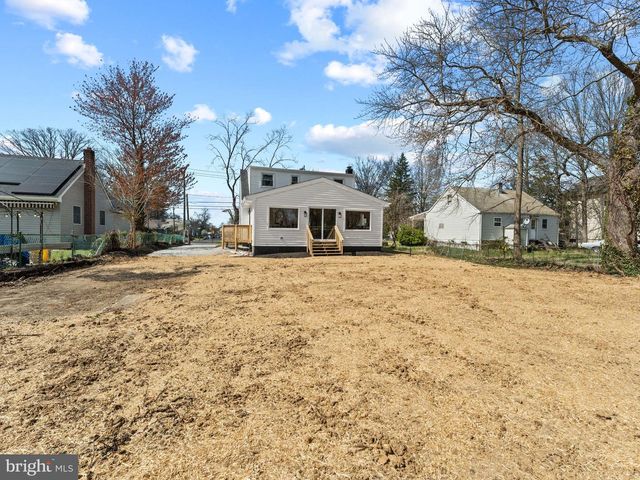 204 E MILL RD, Maple Shade, NJ 08052