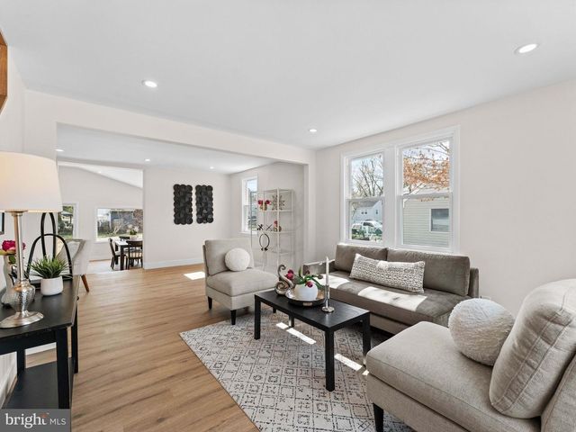204 E MILL RD, Maple Shade, NJ 08052
