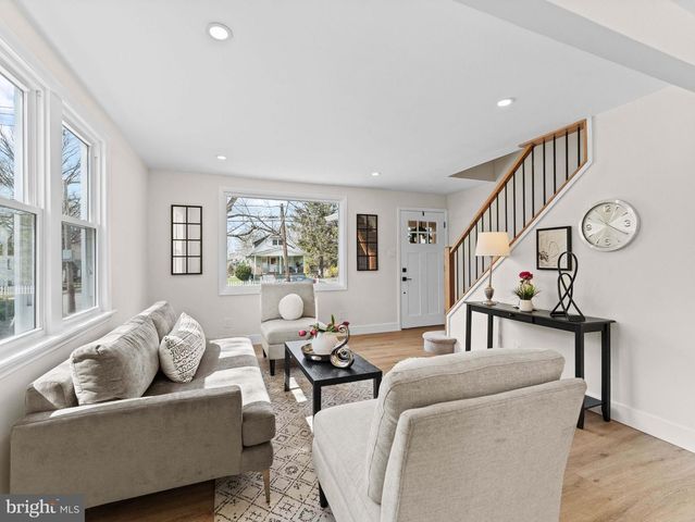 204 E MILL RD, Maple Shade, NJ 08052