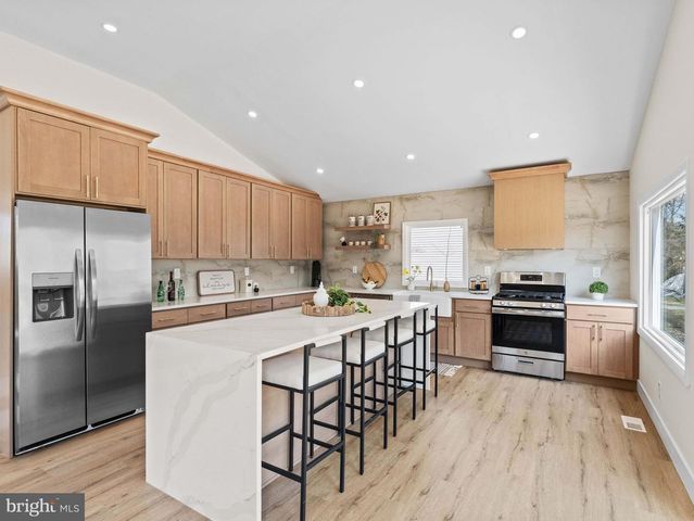204 E MILL RD, Maple Shade, NJ 08052