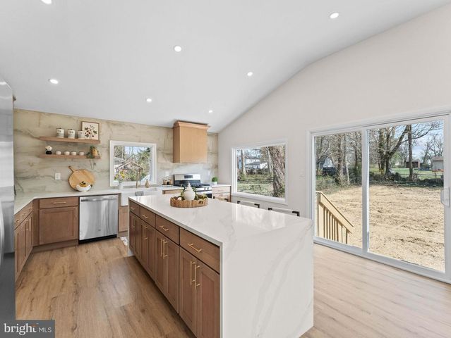 204 E MILL RD, Maple Shade, NJ 08052