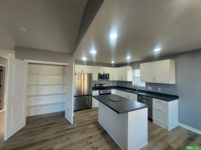 1823 N East Avenue, York, NE 68467