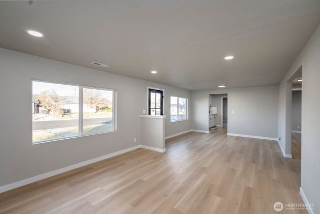 643 W Loop Drive, Moses Lake, WA 99357