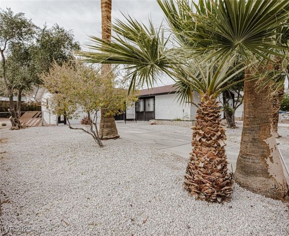661 Riata Way, Las Vegas, NV 89110