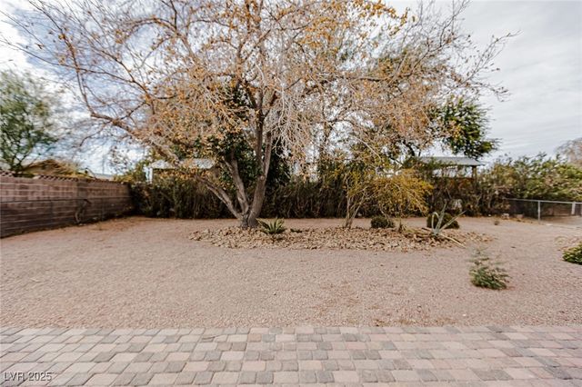 661 Riata Way, Las Vegas, NV 89110