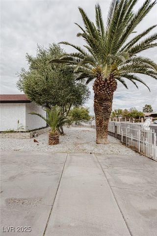 661 Riata Way, Las Vegas, NV 89110