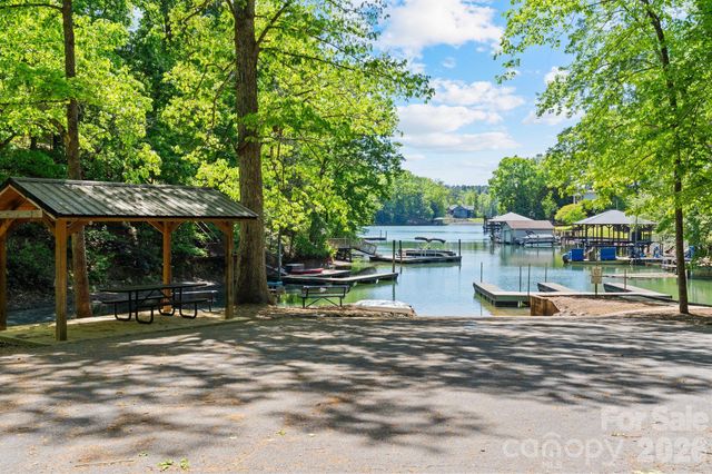 1116 Players Ridge Road, Hickory, NC 28601