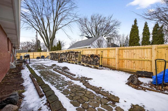 802 E FLORIDA AVENUE, Appleton, WI 54911