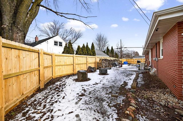 802 E FLORIDA AVENUE, Appleton, WI 54911