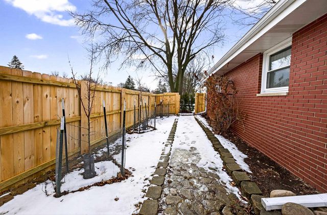 802 E FLORIDA AVENUE, Appleton, WI 54911