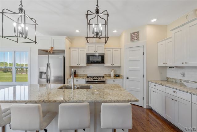 4501 Hollyshire, Clay, NY 13041