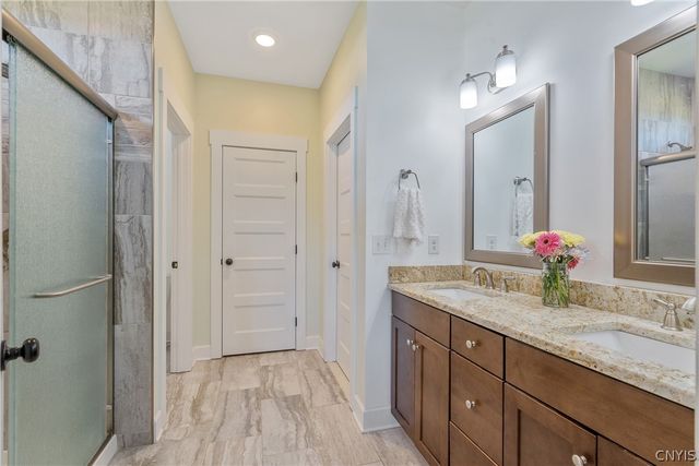 4501 Hollyshire, Clay, NY 13041