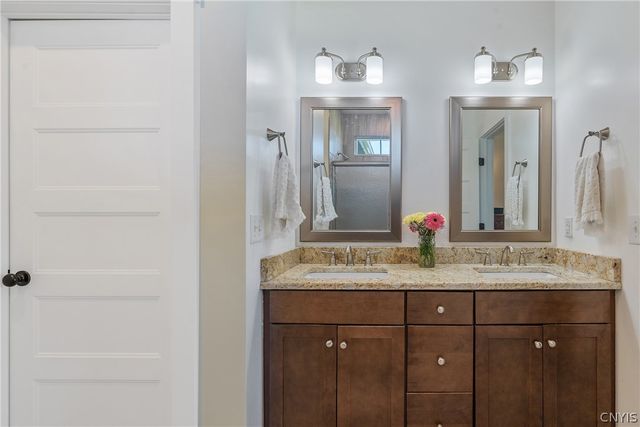 4501 Hollyshire, Clay, NY 13041