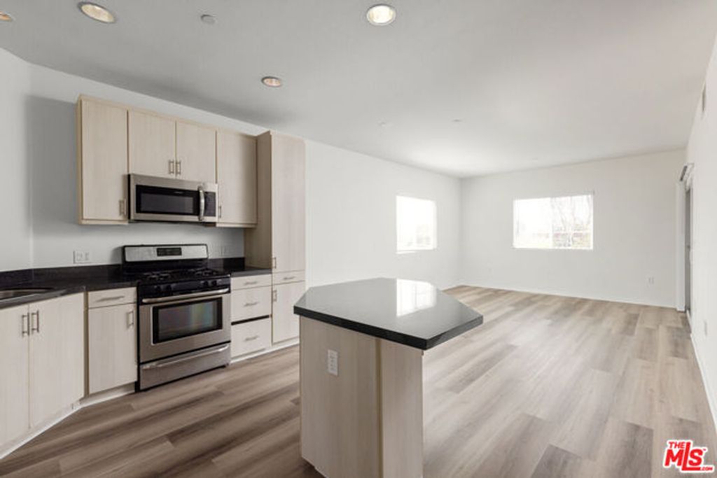 1408 W WASHINGTON Boulevard 206, Los Angeles, CA 90007