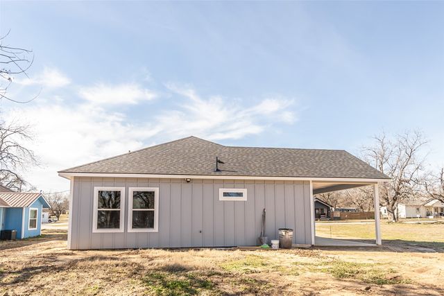 307 Bonham Street, Nocona, TX 76255