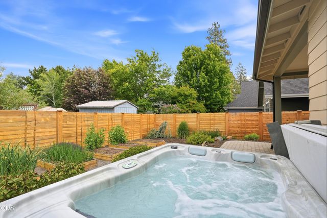 20042 SW Sunny Way, Bend, OR 97702
