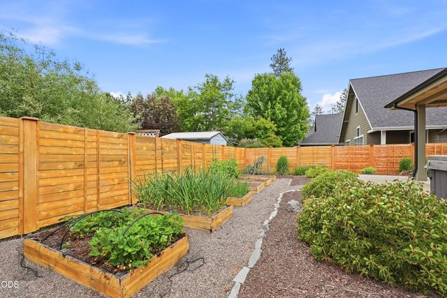20042 SW Sunny Way, Bend, OR 97702