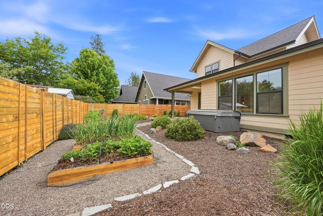 20042 SW Sunny Way, Bend, OR 97702