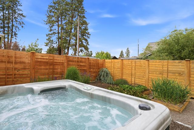 20042 SW Sunny Way, Bend, OR 97702