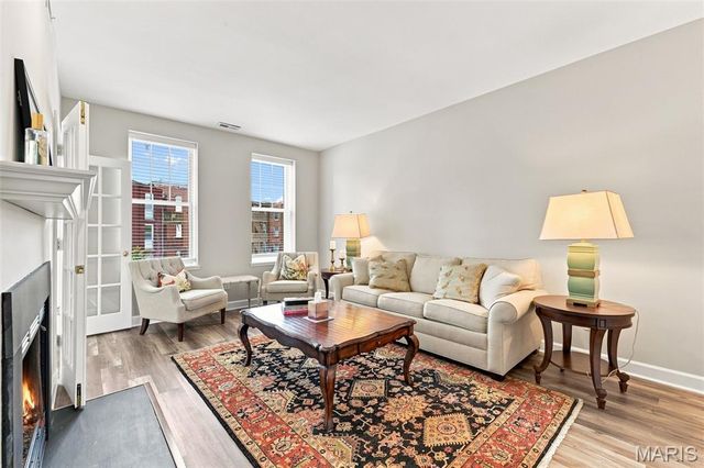5885 Nina Place 2E, St Louis, MO 63112
