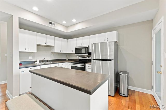 5885 Nina Place 2E, St Louis, MO 63112