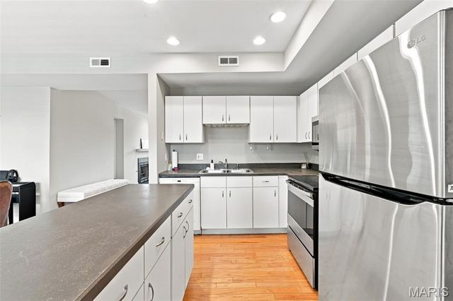 5885 Nina Place 2E, St Louis, MO 63112