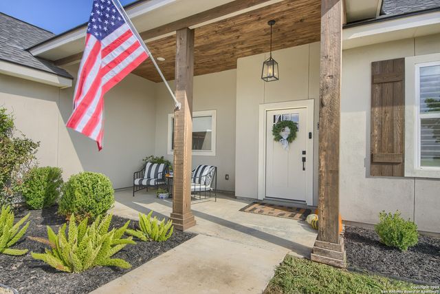 806 34th St, Hondo, TX 78861