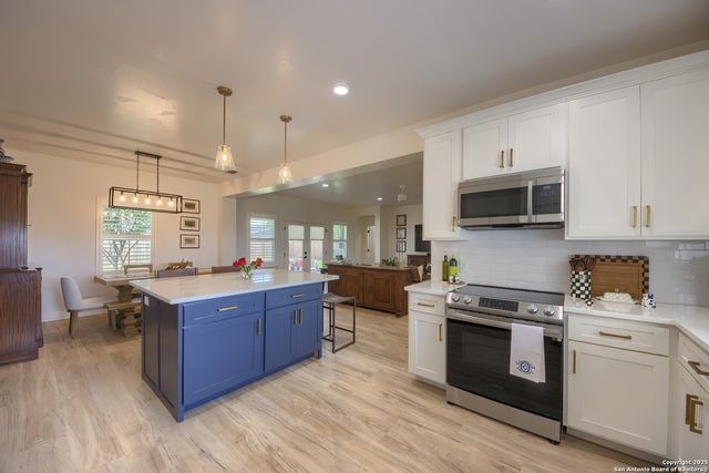 806 34th St, Hondo, TX 78861