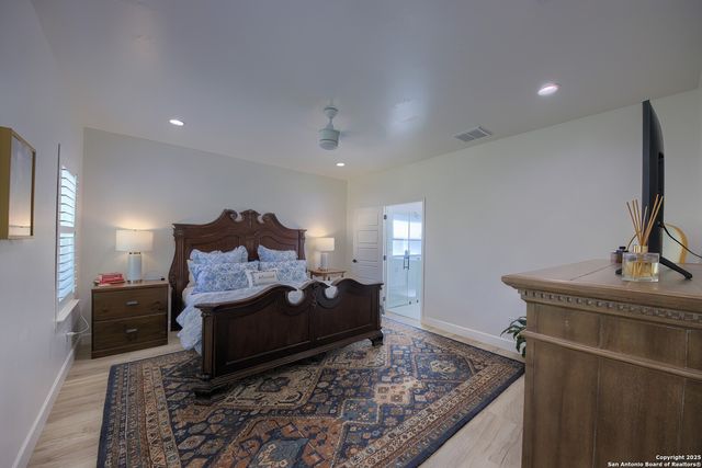 806 34th St, Hondo, TX 78861
