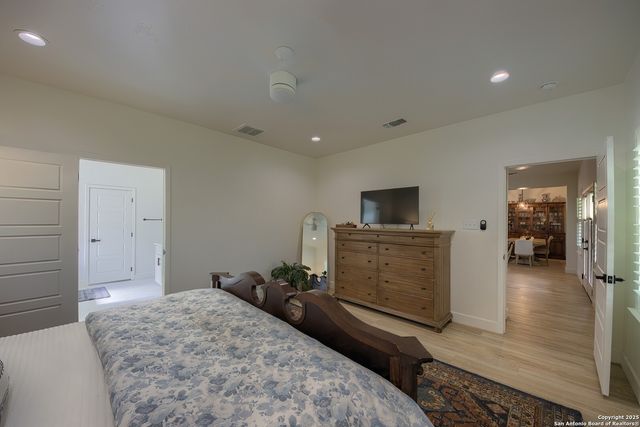 806 34th St, Hondo, TX 78861