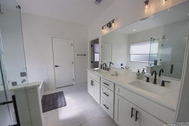 806 34th St, Hondo, TX 78861