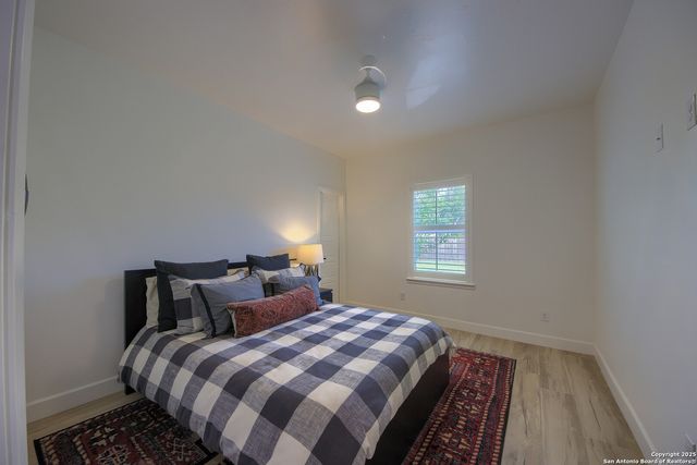 806 34th St, Hondo, TX 78861