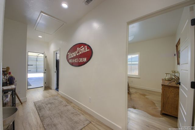 806 34th St, Hondo, TX 78861