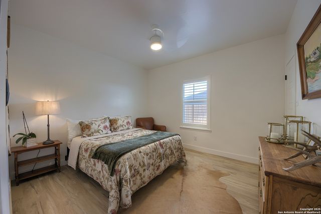 806 34th St, Hondo, TX 78861