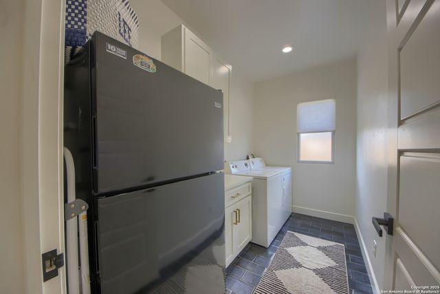 806 34th St, Hondo, TX 78861
