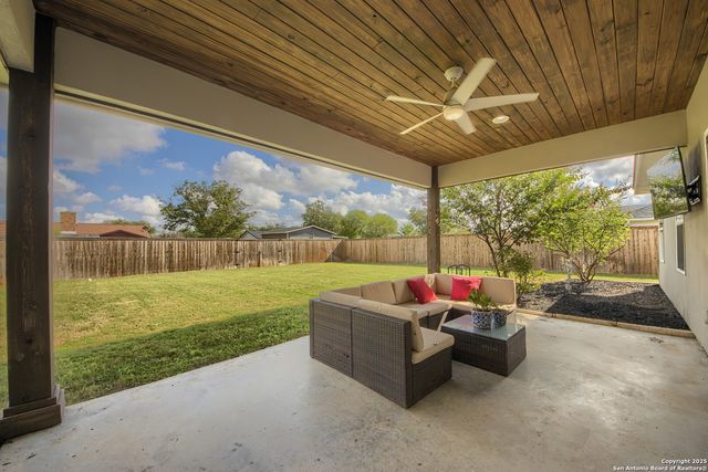 806 34th St, Hondo, TX 78861