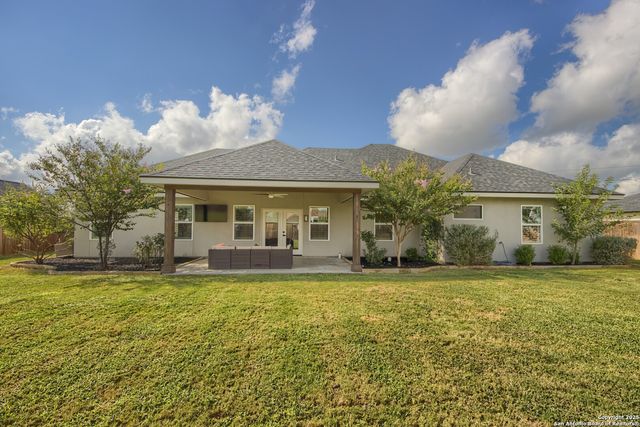 806 34th St, Hondo, TX 78861